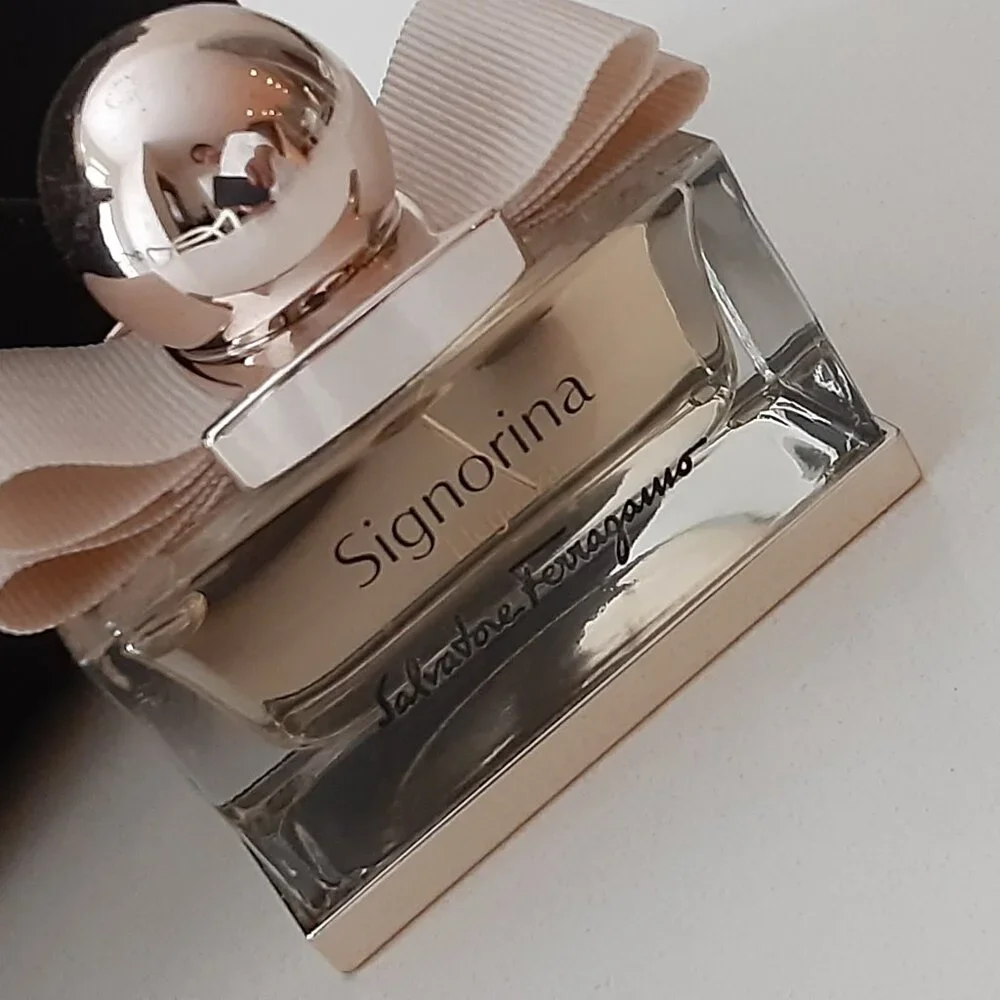 Signorina by Salvatore Ferragamo 30 ml scent with Black Mini Bag -NWOT